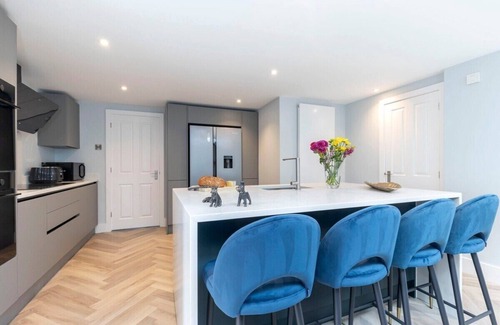 Cheltenham Haus | Stylish 5 Bedroom 4 Bathroom Townhouse