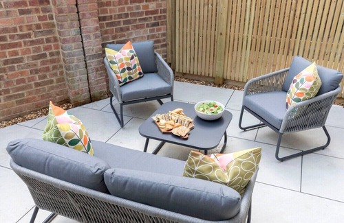 Cheltenham Haus | Stylish 5 Bedroom 4 Bathroom Townhouse