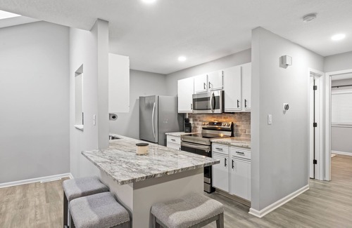 Overland Park Haus | Stylish and Comfortable 3-Bedroom Townhome in Overland Park with WIFI and Pool!