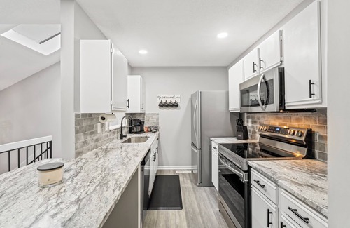 Overland Park Haus | Stylish and Comfortable 3-Bedroom Townhome in Overland Park with WIFI and Pool!