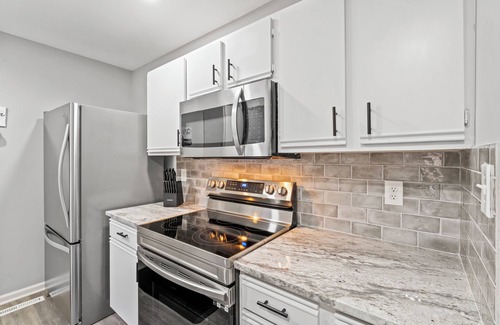 Overland Park Haus | Stylish and Comfortable 3-Bedroom Townhome in Overland Park with WIFI and Pool!