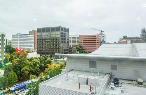 Grand Rapids Wohnung | Stylish Apartment Downtown - Perfect for Long Stays