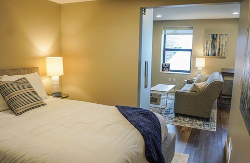 Grand Rapids Wohnung | Stylish Apartment Downtown - Perfect for Long Stays