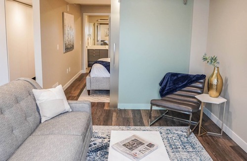 Grand Rapids Wohnung | Stylish Apartment Downtown - Perfect for Long Stays