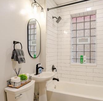 Avondale Wohnung | Stylish & Bright Gem Overlooks Lovely Park with Great Amenities