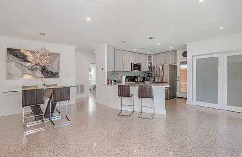 Poinsettia Heights Haus | Stylish & Bright ~ 5★ Location, Pool, Hot Tub, Pkg