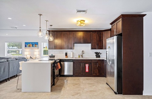 Poinsettia Heights Haus | Stylish & Cheerful Stay with Pool & Outdoor Lounge in Fort Lauderdale