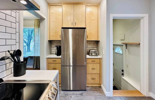 Folsom's Addition Haus | Stylish City Escape :: Spacious, Comfy & Close to Everything