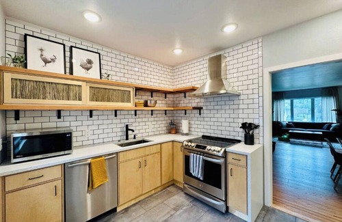 Folsom's Addition Haus | Stylish City Escape :: Spacious, Comfy & Close to Everything