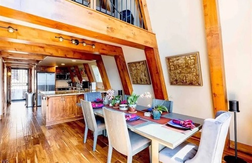 Incline Village Hütte | Stylish dog-friendly retreat with lake views, fireplace, & near Tahoe skiing.