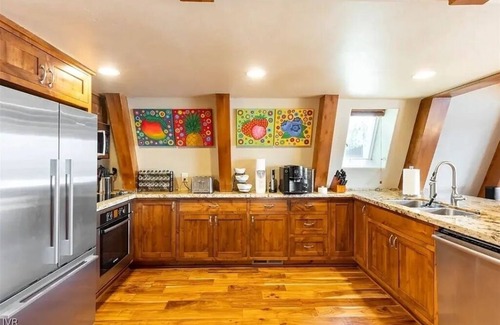 Incline Village Hütte | Stylish dog-friendly retreat with lake views, fireplace, & near Tahoe skiing.