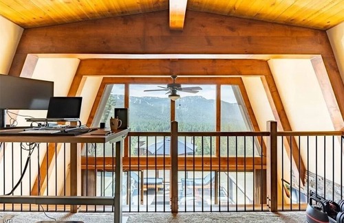 Incline Village Hütte | Stylish dog-friendly retreat with lake views, fireplace, & near Tahoe skiing.