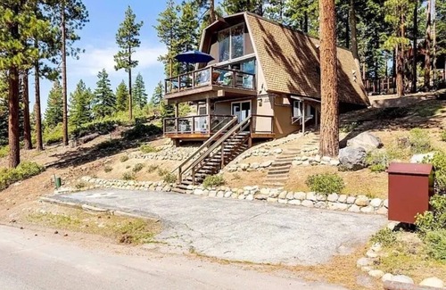 Incline Village Hütte | Stylish dog-friendly retreat with lake views, fireplace, & near Tahoe skiing.