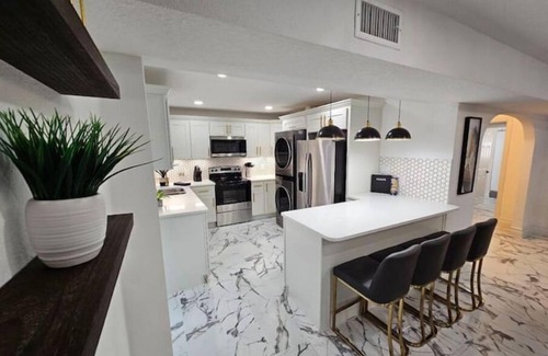 Lawsona - Fern Creek Haus | Stylish Duplex walkTO Lake Eola Orlando. Sleeps 8
