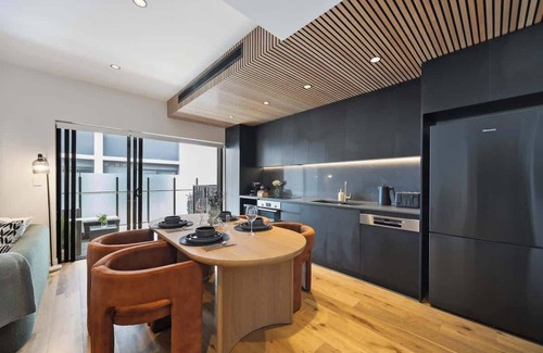 West End Wohnung | Stylish Escape: Walk to River, Dining & Shops