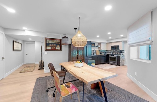 Sandy Haus | Stylish Guest Home with Garden and Mountain View