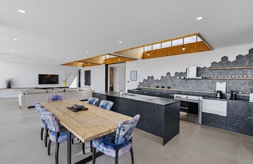 Penna Haus | Stylish Home with Outdoor Area & Spectacular Views