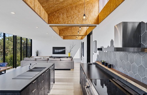 Penna Haus | Stylish Home with Outdoor Area & Spectacular Views
