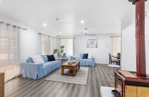 Kenmore Haus | Stylish House Near Bikeway and Lone Pine Koala