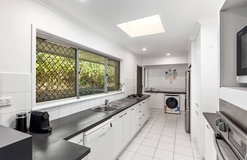 Kenmore Haus | Stylish House Near Bikeway and Lone Pine Koala