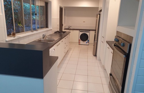 Kenmore Haus | Stylish House Near Bikeway and Lone Pine Koala