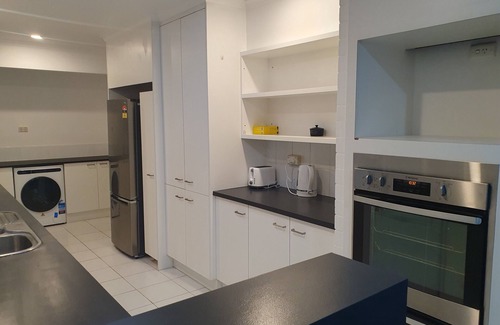 Kenmore Haus | Stylish House Near Bikeway and Lone Pine Koala