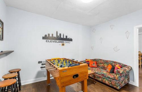 Detroit - Shoreway Wohnung | Stylish King Bed, 2BDRM, 1 Mile to DTWN, Game Room