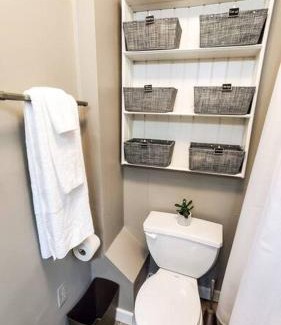 Detroit - Shoreway Wohnung | Stylish King Bed, 2BDRM, 1 Mile to DTWN, Game Room