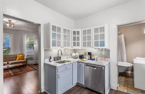 Detroit - Shoreway Wohnung | Stylish King Bed, 2BDRM, 1 Mile to DTWN, Game Room