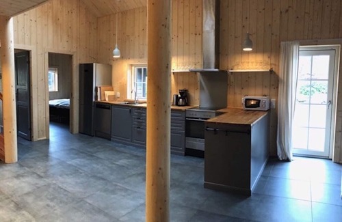 Vaxtorp Haus | Stilvolles Seehaus, hot tub im Freien, Seeblick, Naturnähe. Haustierfreundlich.