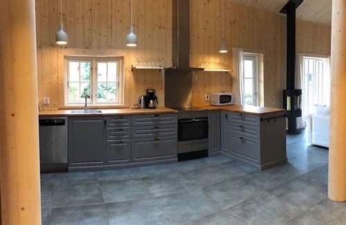 Vaxtorp Haus | Stilvolles Seehaus, hot tub im Freien, Seeblick, Naturnähe. Haustierfreundlich.