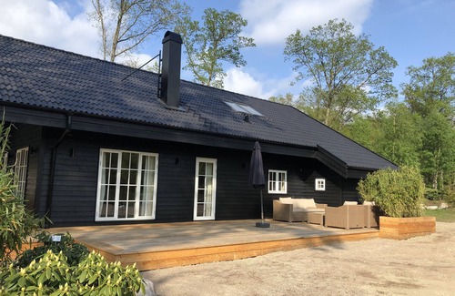 Vaxtorp Haus | Stilvolles Seehaus, hot tub im Freien, Seeblick, Naturnähe. Haustierfreundlich.