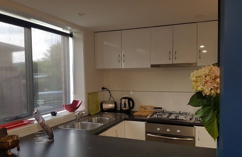 Howrah Wohnung | Modernes, stilvolles Apartment mit 2 Schlafzimmern für 4 Personen, kostenlosem WLAN und Parkplatz abseits der Straße