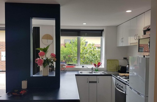 Howrah Wohnung | Modernes, stilvolles Apartment mit 2 Schlafzimmern für 4 Personen, kostenlosem WLAN und Parkplatz abseits der Straße