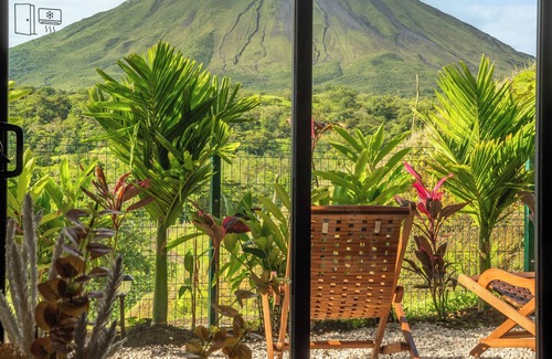 Arenal Hot Springs Kabine | Stylish New Escape Cabin w/hot tub Volcano view