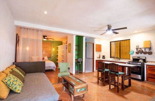 Valle Pura Vida Wohnung | Stylish studio apt with a veranda, parking and full kitchen. For 2-3 people.
