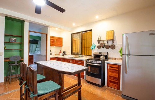 Valle Pura Vida Wohnung | Stylish studio apt with a veranda, parking and full kitchen. For 2-3 people.