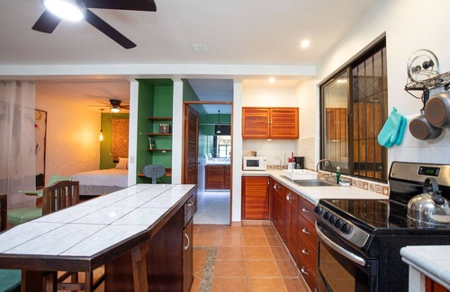 Valle Pura Vida Wohnung | Stylish studio apt with a veranda, parking and full kitchen. For 2-3 people.
