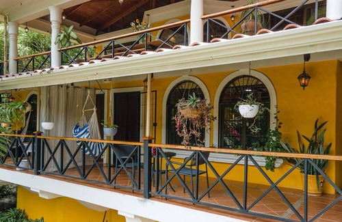 Valle Pura Vida Wohnung | Stylish studio apt with a veranda, parking and full kitchen. For 2-3 people.