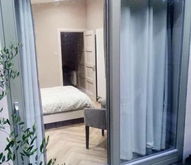 Dollymount Wohnung | Stylish studio own entrance in Victorian House