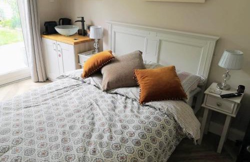 Dollymount Wohnung | Stylish studio own entrance in Victorian House