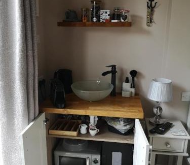 Dollymount Wohnung | Stylish studio own entrance in Victorian House