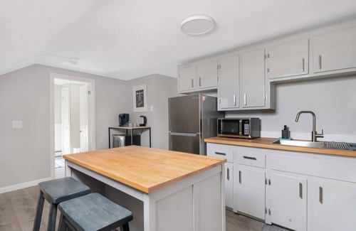 Warren Wohnung | Stylish Top Floor Apartment in Center, Warren