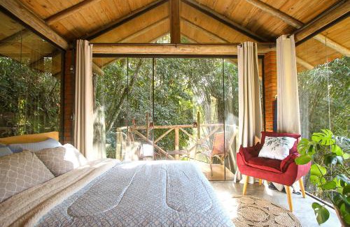 Antonio Carlos Kabine | Suíte com cachoeira no quintal