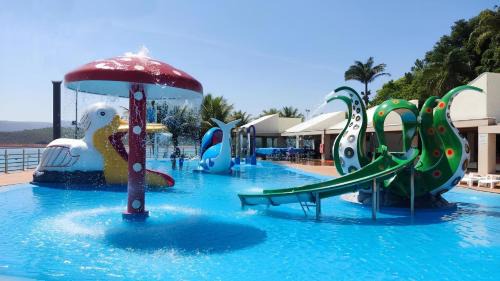 Capitolio Haus | Suíte com Vista para o Lago em Capitólio, acesso a piscina adulto e infantil, quadra de beach tênis e playgroud
