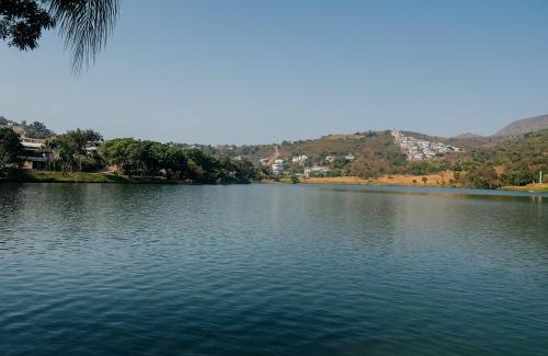 Capitolio Haus | Suíte com Vista para o Lago em Capitólio, acesso a piscina adulto e infantil, quadra de beach tênis e playgroud