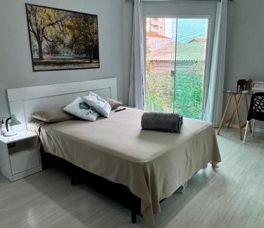 Capoeiras Haus | Suíte Conforto com AR, TV e sacada em Florianópolis