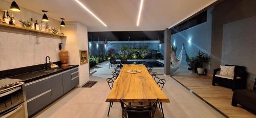 Niteroi Haus | Suíte tripla com vista piscina em casa familiar de luxo em Itaipu