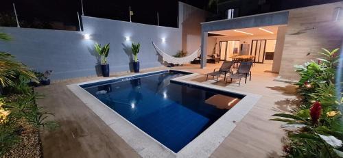 Niteroi Haus | Suíte tripla com vista piscina em casa familiar de luxo em Itaipu