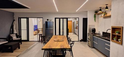 Niteroi Haus | Suíte tripla com vista piscina em casa familiar de luxo em Itaipu